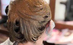 美容院で濃茶のヘアカラーを施すエレガントなアップヘアの様子
