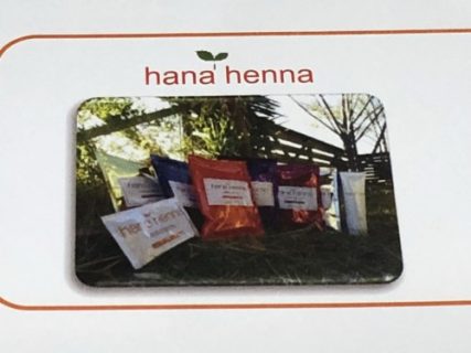 屋外で並ぶハナヘナのカラフルなヘナ製品と自然な雰囲気