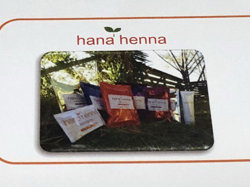 屋外で並ぶハナヘナのカラフルなヘナ製品と自然な雰囲気