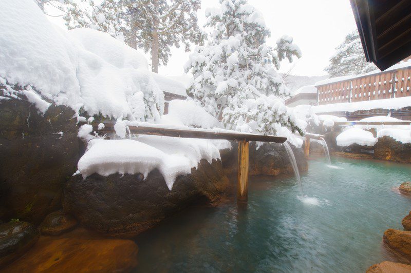 冬の温泉と雪景色の癒しの風景、静寂と温かさが広がる絶景
