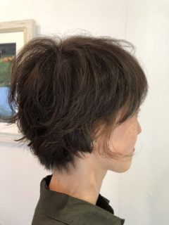 20代女性に人気のショートヘアに似合うポイントパーマとカラー